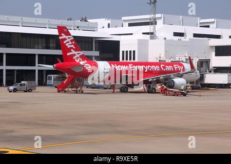 BANGKOK, THAILAND - 21. Dezember 2013: Arbeitnehmer griff Luft Asien Airbus A320 in Bangkok Don Mueang Airport in Thailand. Air Asia fliegt 169 aircraf Gruppe Stockfoto