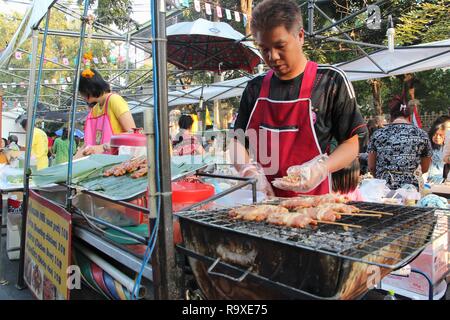 BANGKOK, THAILAND - 21. Dezember 2013: Street Hersteller kocht typisch thailändisches Essen in Thailand. 26,7 Millionen Menschen in Thailand 2013 besucht, einige von ihnen t Stockfoto