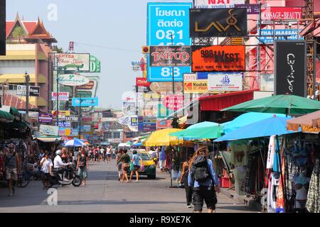 BANGKOK, THAILAND - 7. Dezember, 2013: Die Menschen besuchen Khaosan Road in Bangkok. Khaosan ist der Bangkok Tourismus Einkaufs- und Ausgehmöglichkeiten. Stockfoto