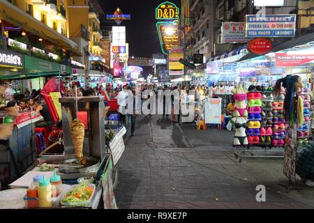 BANGKOK, THAILAND - 7. Dezember, 2013: Die Menschen besuchen Khaosan Road in Bangkok. Khaosan ist der Bangkok Tourismus Einkaufs- und Ausgehmöglichkeiten. Stockfoto