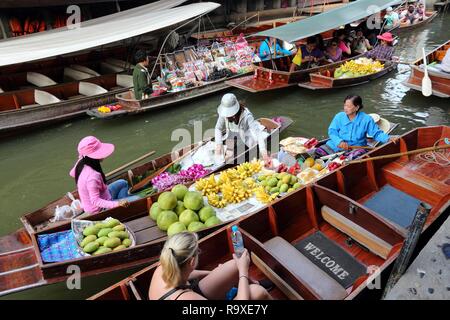 RATCHABURI, THAILAND - Dezember 24, 2013: die Menschen Damnoen Saduak Markt besuchen. Damnoen Saduak ist ein beliebtes Touristenziel, typisch für Ra Stockfoto