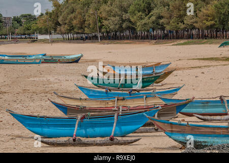 Bunte Fischerboote am Strand von niederländischen Bucht in Trincomalee, Sri Lanka Stockfoto