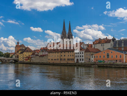 Regensburg, Deutschland - in zwei Hälften geteilt, die von der Donau, Regensburg ist ein UNESCO Weltkulturerbe wegen seiner wunderbaren mittelalterlichen Architektur Stockfoto