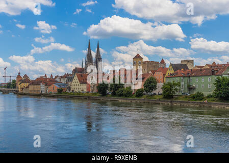 Regensburg, Deutschland - in zwei Hälften geteilt, die von der Donau, Regensburg ist ein UNESCO Weltkulturerbe wegen seiner wunderbaren mittelalterlichen Architektur Stockfoto