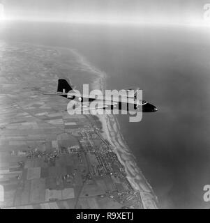 Die English Electric Canberra B-2-Flugzeuge, Seriennummer WP 514, der britischen Royal Air Force, im Flug über der Südküste von England in 1956. Stockfoto