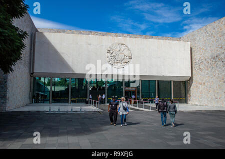 Der Eingang zum Nationalmuseum für Anthropologie in Mexiko City, Mexiko Stockfoto