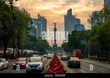 Ein Blick auf die Engel der Unabhängigkeit auf der Reforma bei Sonnenuntergang in Mexiko City, Mexiko Stockfoto