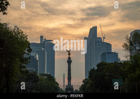 Ein Blick auf die Engel der Unabhängigkeit auf der Reforma bei Sonnenuntergang in Mexiko City, Mexiko Stockfoto