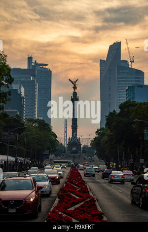 Ein Blick auf die Engel der Unabhängigkeit auf der Reforma bei Sonnenuntergang in Mexiko City, Mexiko Stockfoto