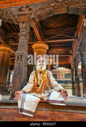 Sadhu hinduistischen heiligen Mann an Pashupati Tempel in Kathmandu, Nepal, Asien, Stockfoto