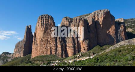 In der prepyrenees, Nordspanien, einige erstaunliche senkrechter Felsen namens Mallos de Riglos. Beliebt für Klettern. Stockfoto