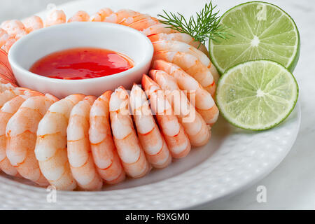 Close-up auf Garnelen Ring mit Sweet Chili Sause mit Dill und Kalk Schichten Stockfoto