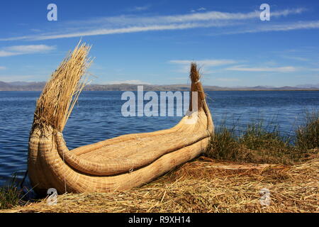 Totora reed Boot an Uros Inseln, Titicacasee, Peru Stockfoto