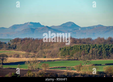 Ein Blick auf Ackerland in der Nähe von Broxburn, West Lothian in Richtung der Ochil Hills und die Berge von Stuc eine Chroin und Ben Vorlich in der Ferne suchen. Stockfoto