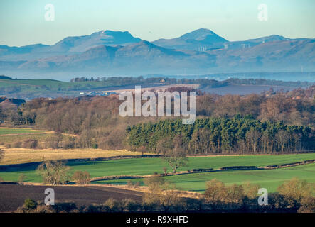 Ein Blick auf Ackerland in der Nähe von Broxburn, West Lothian in Richtung der Ochil Hills und die Berge von Stuc eine Chroin und Ben Vorlich in der Ferne suchen. Stockfoto