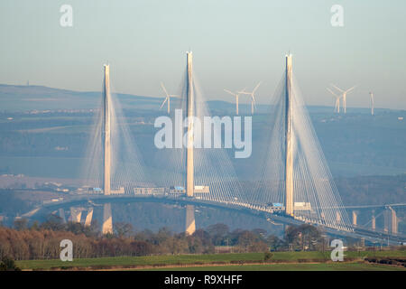 Ein Blick von West Lothian in Richtung Queensferry Fife zeigt die Kreuzung mit der Forth Road Bridge, rechts. Stockfoto