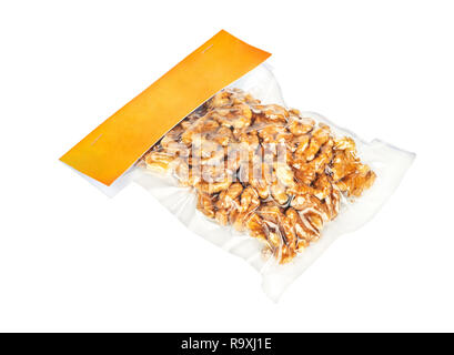 Getrocknete Walnüsse ohne Schale im Vakuum Paket auf weißem Hintergrund Stockfoto