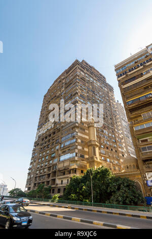 Straßenszene in Giza, Kairo, Ägypten, typischen großen Straße Wohnanlage Appartementhaus mit externen Klimaanlagen und eine kleine Moschee Minarett Stockfoto