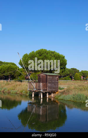 Holz- Angeln Haus entlang des Kanals in Cervia Ravenna Provinz. Italien Stockfoto