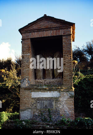 Italien. Pompeji. Nekropole von Nocera Tor. Ist auf beiden Seiten einer Straße, die parallel mit der Stadtmauern. Es gibt mehrere Beerdigung Denkmäler. 1. Jahrhundert v. Chr.-1 st Century AD. Das Grab von Freedman status Publius Vesonius Phileros für sich selbst, seine Patronin Vesonia, und sein Freund Marcus Orfellius Faustus. Ein später hinzugefügten Inschrift zeigt eine fallende zwischen den beiden Freunden. 25-50 AD. Kampanien. Stockfoto