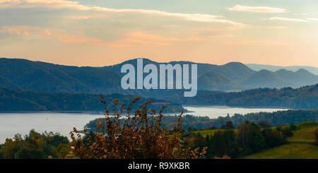 Polanczyk, Bieszczady Berge. Polen: aufgehende Sonne über den Bergen. Blick aus der Nähe von Berg. Im Hintergrund Solina See. Stockfoto