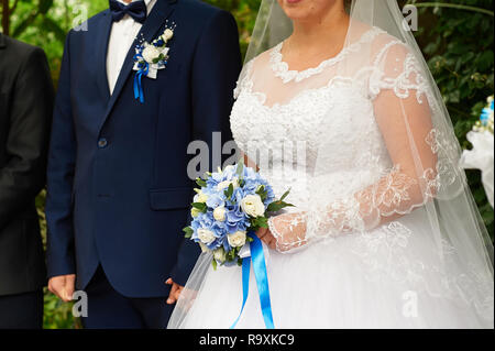 Schönen Brautstrauß aus Rosen und Hortensien auf dem Hintergrund Braut und Bräutigam stehen an einem Hochzeit Stockfoto