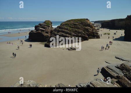 Geologische Formationen mit Hunderten von Besuchern am Strand der Kathedralen in Ribadeo. August 1, 2015. Geologie, Landschaft, Reisen, Ferienhäuser, Natu Stockfoto