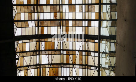 Bahnhof Dach, in Prag in der Tschechischen Republik, aus gewölbten Glasscheiben mit Metallarbeiten, gelb und orange Farben Stockfoto