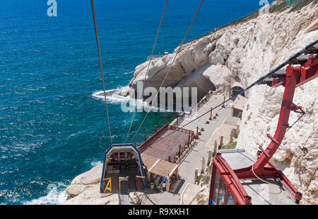 Blick von der Seilbahn der Eingang zum Rosh Hanikra Grotten Park auf dem Mittelmeer im Norden Israels Stockfoto