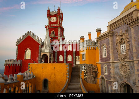 Der Blick auf den Uhrturm mit den Türmchen und Zinnen. Palácio da Pena. Sintra. Portugal Stockfoto