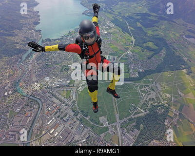 Diese freefly skydiver ist üben Tauchen einige neue Positionen in den Himmel. Damit der freie Fall Geschwindigkeit bis zu 150 km/h und die Jumper hat viel Spaß gemacht! Stockfoto