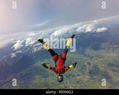 Diese freefly skydiver ist üben Tauchen einige neue Positionen in den Himmel. Damit der freie Fall Geschwindigkeit bis zu 150 km/h und die Jumper hat viel Spaß gemacht! Stockfoto