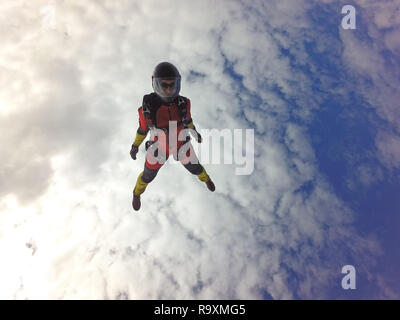 Diese freefly skydiver ist üben Tauchen einige neue Positionen in den Himmel. Damit der freie Fall Geschwindigkeit bis zu 150 km/h und die Jumper hat viel Spaß gemacht! Stockfoto