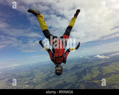 Diese freefly skydiver ist üben Tauchen einige neue Positionen in den Himmel. Damit der freie Fall Geschwindigkeit bis zu 150 km/h und die Jumper hat viel Spaß gemacht! Stockfoto