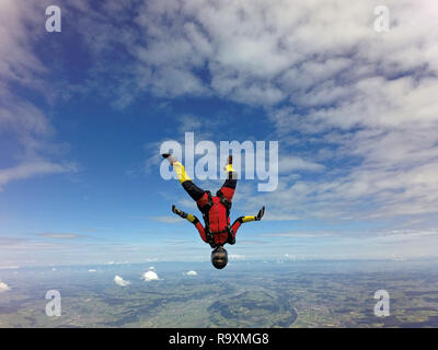 Diese freefly skydiver ist üben Tauchen einige neue Positionen in den Himmel. Damit der freie Fall Geschwindigkeit bis zu 150 km/h und die Jumper hat viel Spaß gemacht! Stockfoto