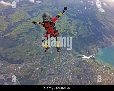 Diese freefly skydiver ist üben Tauchen einige neue Positionen in den Himmel. Damit der freie Fall Geschwindigkeit bis zu 150 km/h und die Jumper hat viel Spaß gemacht! Stockfoto