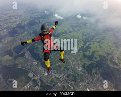 Diese freefly skydiver ist üben Tauchen einige neue Positionen in den Himmel. Damit der freie Fall Geschwindigkeit bis zu 150 km/h und die Jumper hat viel Spaß gemacht! Stockfoto