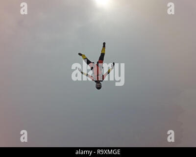 Diese freefly skydiver ist üben Tauchen einige neue Positionen in den Himmel. Damit der freie Fall Geschwindigkeit bis zu 150 km/h und die Jumper hat viel Spaß gemacht! Stockfoto