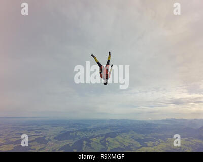 Diese freefly skydiver ist üben Tauchen einige neue Positionen in den Himmel. Damit der freie Fall Geschwindigkeit bis zu 150 km/h und die Jumper hat viel Spaß gemacht! Stockfoto