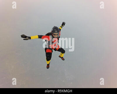 Diese freefly skydiver ist üben Tauchen einige neue Positionen in den Himmel. Damit der freie Fall Geschwindigkeit bis zu 150 km/h und die Jumper hat viel Spaß gemacht! Stockfoto