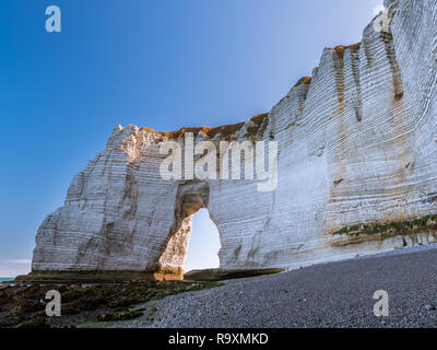 Kreidefelsen von Etretat (Normandie, Frankreich) mit dem natürlichen Bogen genannt Manneporte Stockfoto