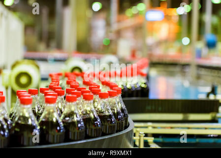 Schließen Sie die Flasche und alkoholfreie Getränke Fabrik Innenraum Stockfoto