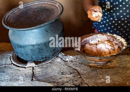 Close-up Frau kocht sorghum Fladenbrot in Sri Lanka Stockfoto