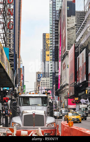 New York, USA - 28. Juni 2018: Kenworth Truck in überfüllten Downtown New York geparkt. Stockfoto