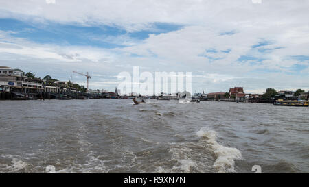Blick auf den Chao Phraya Fluss in Bangkok, Thailand, aus einem touristischen Bootsfahrt Stockfoto