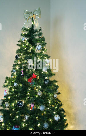Geschmückter Weihnachtsbaum Stockfoto