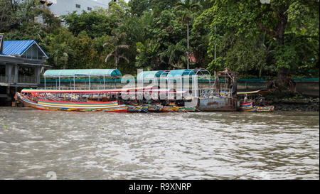 Touristische lange Boote auf dem Fluss in Bangkok, Thailand Stockfoto