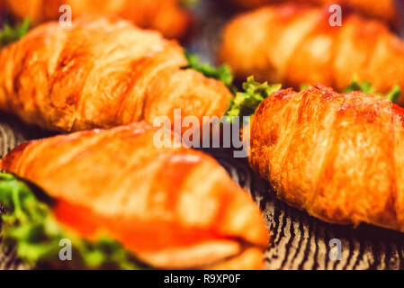 Croissant Sandwiches mit Schinken und Käse zu schließen. Selektive konzentrieren. Frühstück Konzept Stockfoto