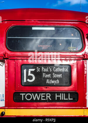 Bus Nr. 15 - London Tourism - Classic London Routemaster wird noch auf der historischen Route 15 im Zentrum Londons zwischen Trafalgar Square und Tower Hill eingesetzt Stockfoto