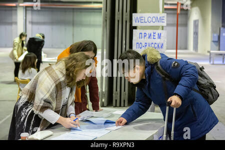 Madrid, Spanien. 28 Dez, 2018. Ein junger Pilger registriert für die Europäische Konferenz. Rund 15.000 junge Pilger aus ganz Europa und darüber hinaus in Madrid in Spanien angekommen für die jährliche Europäische Jugendtreffen der ökumenischen Gemeinschaft Taizé. Die Sitzung der Gebete und Meditation unter dem Motto "Pilgerweg des Vertrauens auf der Erde" für die 41th Mal statt. Quelle: Michael Debets/Pacific Press/Alamy leben Nachrichten Stockfoto